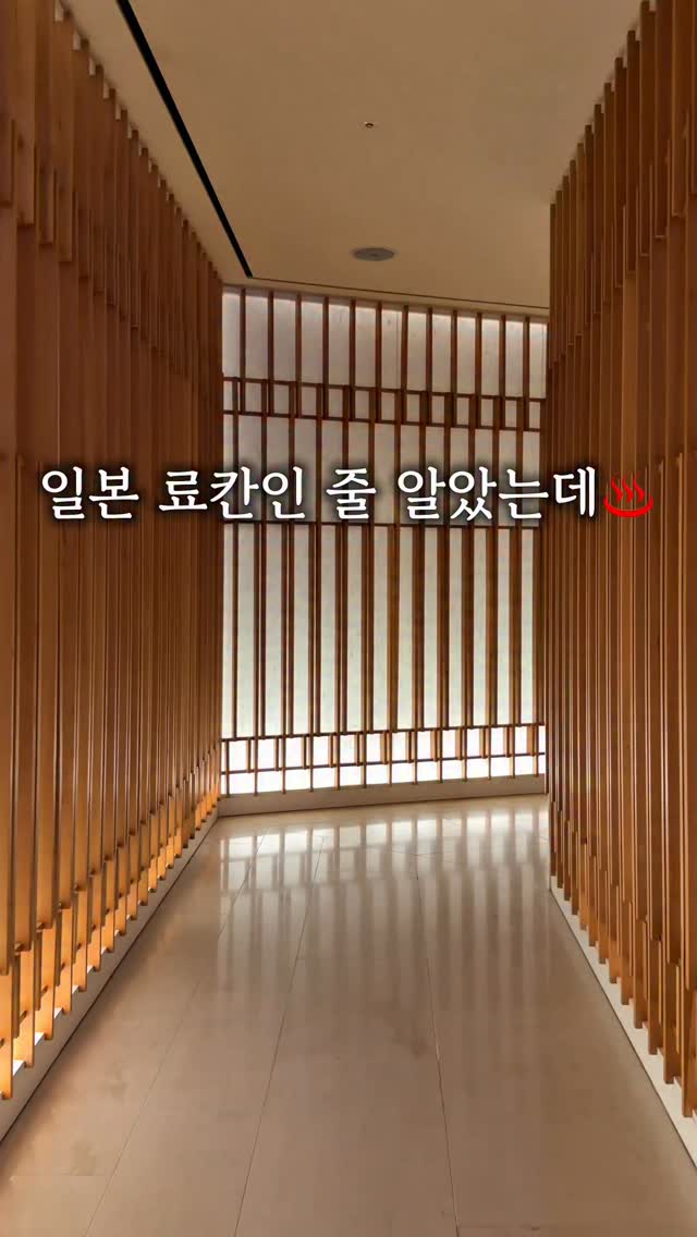살로몬 스펠링 로고 하이넥 윈드브레이커