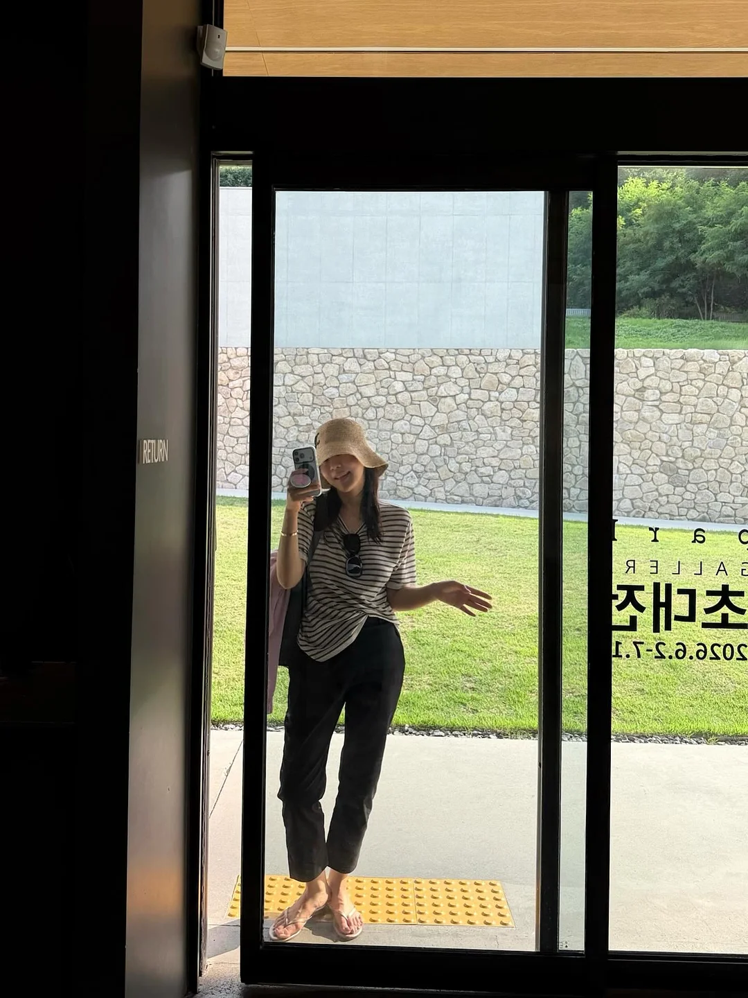 블루 색상의 체크 블라우스 4
