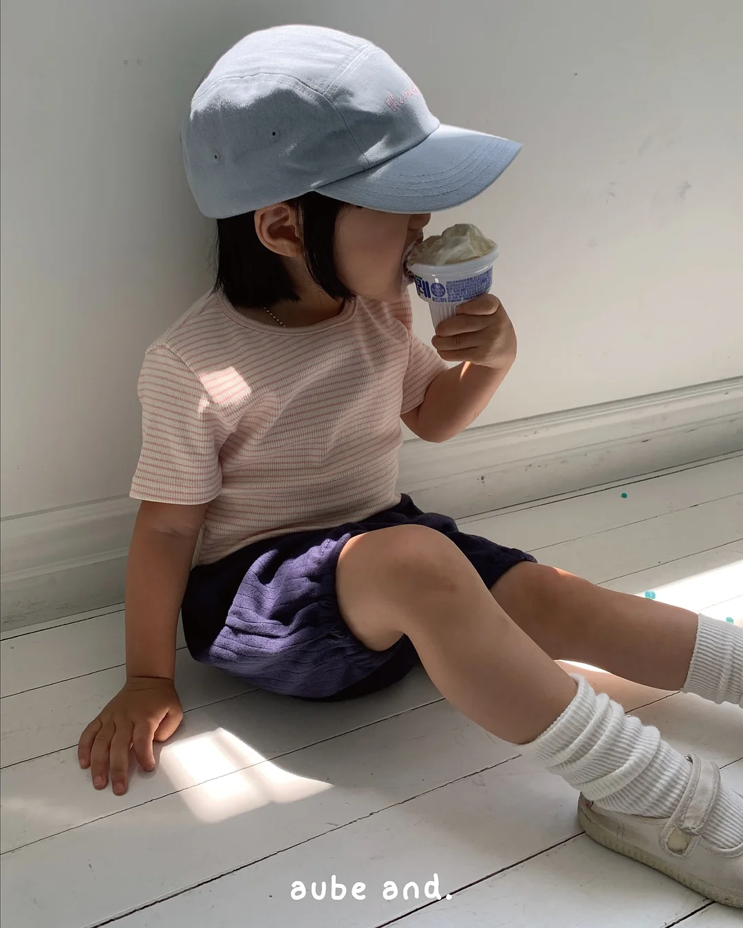 썸머펀칭버킷햇 네이비ST 코코니트조끼 네이비XL 에브리데이골지티 아이보리M 마일반바지 네이비L 오브제셔츠 크림XS 니콜나시티 네이비S 마일플리츠스커트 네이비XS 5