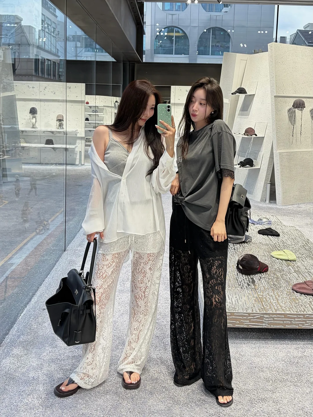 에디바우어 니트 가디건, 프리즘웍스 오버사이즈 발마칸 코트, Guru Batik 바틱 반팔 셔츠, 우영미 화이트 숏슬리브 코튼 셔츠 2
