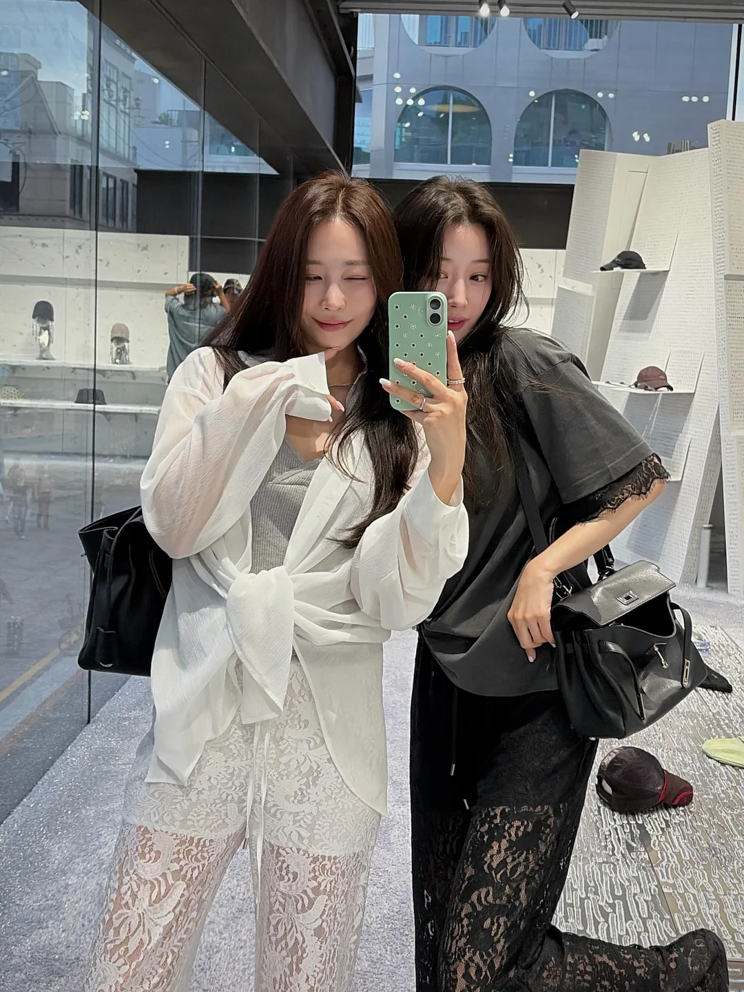 에디바우어 니트 가디건, 프리즘웍스 오버사이즈 발마칸 코트, Guru Batik 바틱 반팔 셔츠, 우영미 화이트 숏슬리브 코튼 셔츠 3