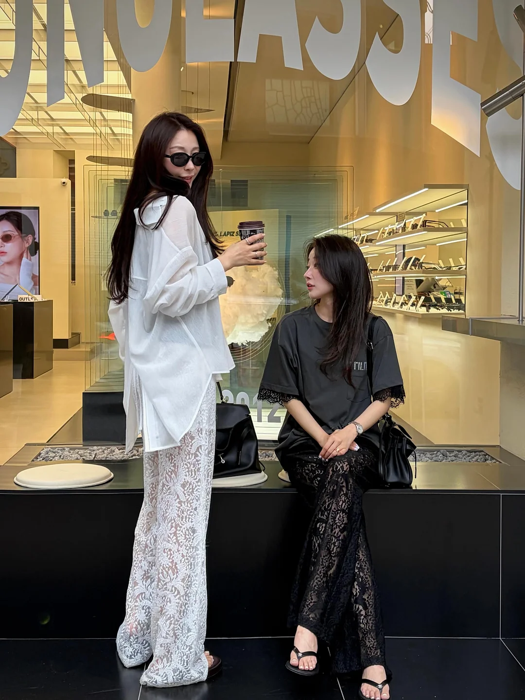에디바우어 니트 가디건, 프리즘웍스 오버사이즈 발마칸 코트, Guru Batik 바틱 반팔 셔츠, 우영미 화이트 숏슬리브 코튼 셔츠 9