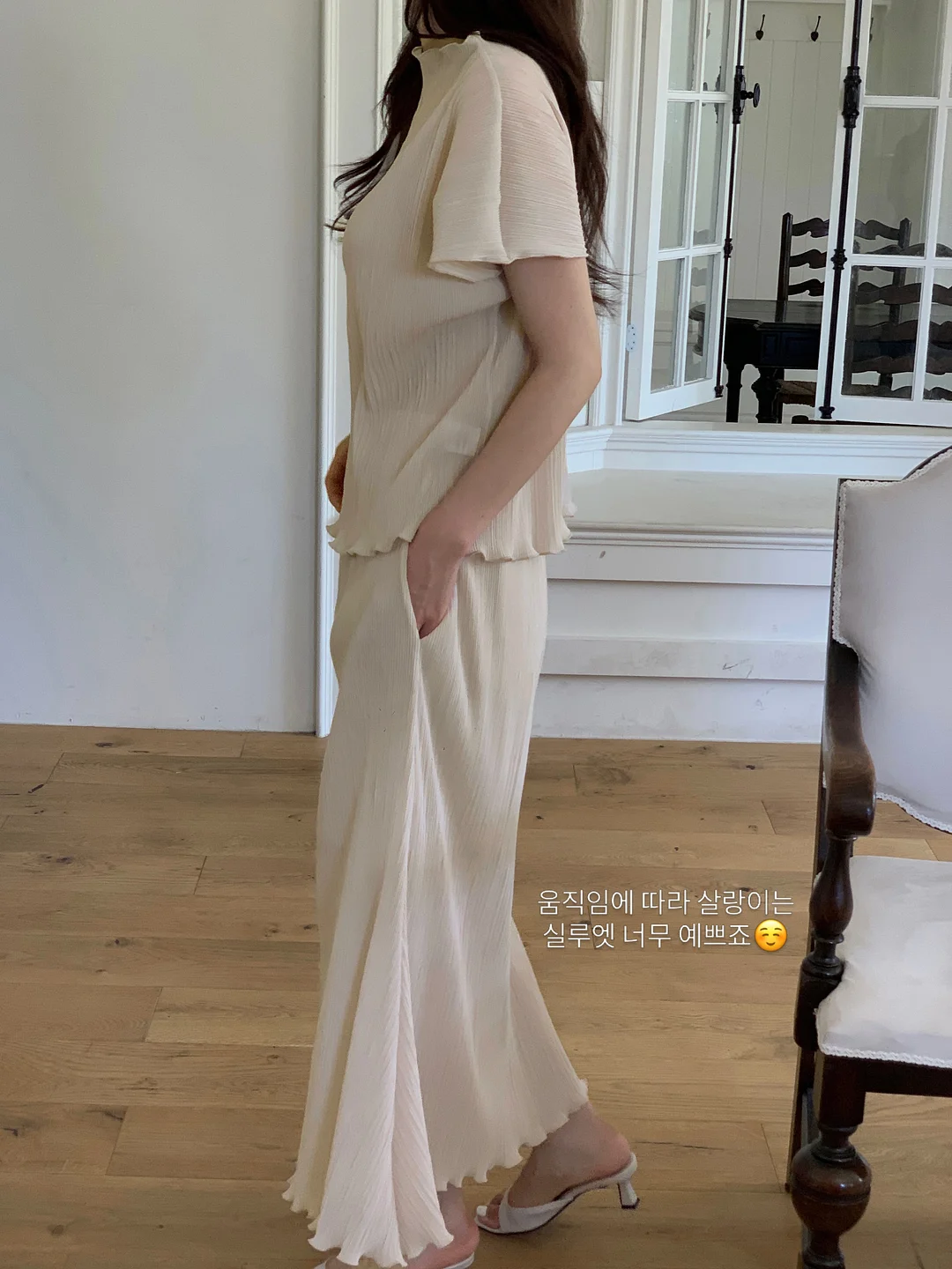 드레이프 넥 핀턱 나시 블라우스 4