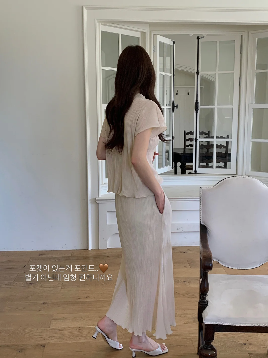 드레이프 넥 핀턱 나시 블라우스 5