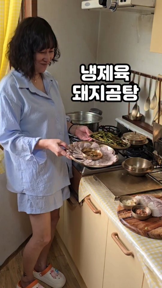 nua 비비드 플라워 슬리브리스 탑 블루 핀턱 린넨 쇼츠