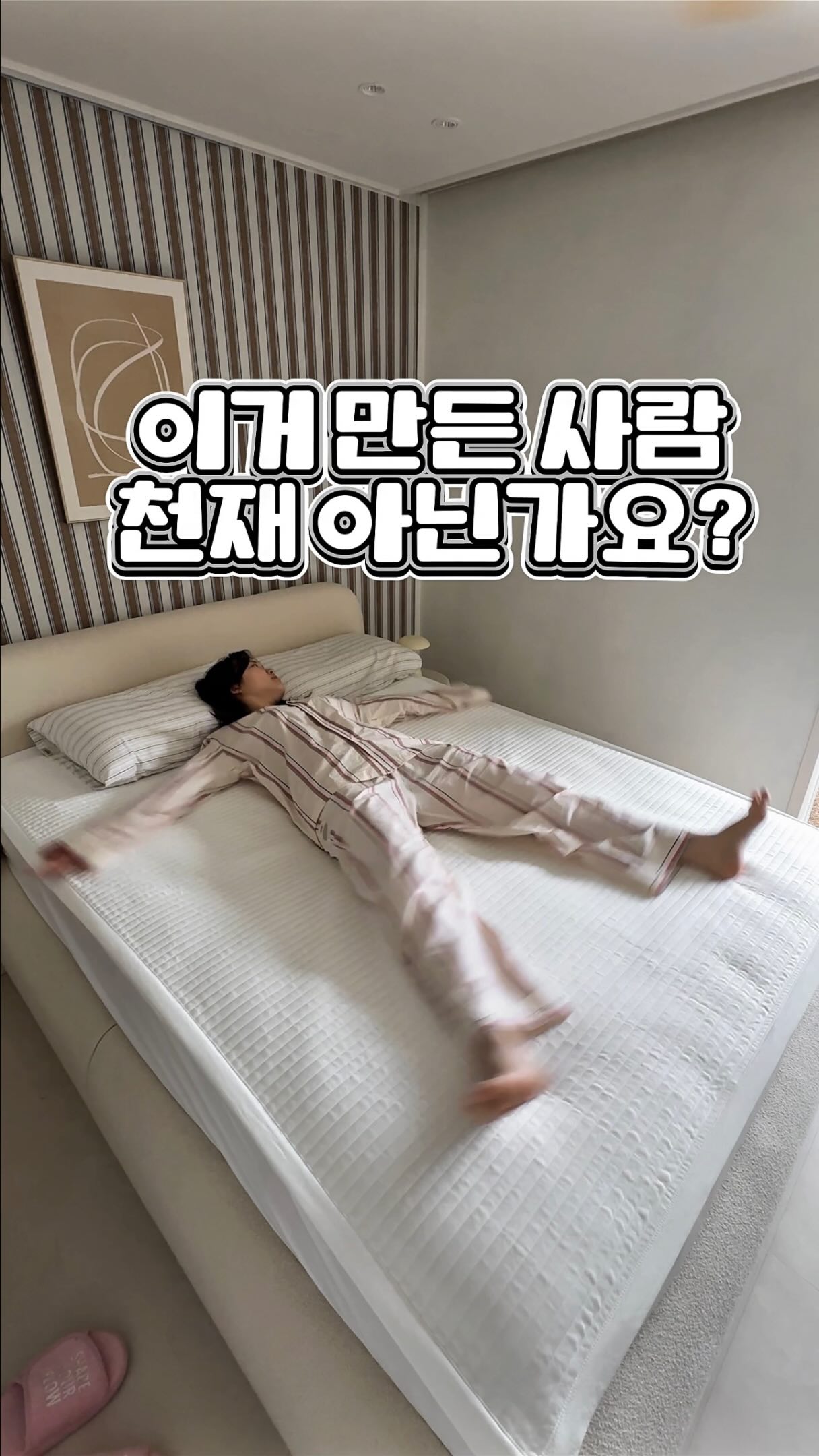 몽클레르 루즈핏 사이드라인 와펜 패치 하프티셔츠
