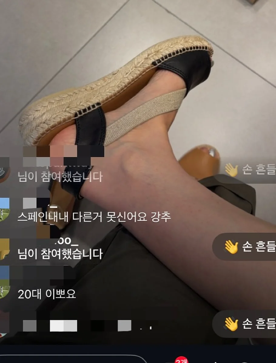 루즈핏 셔링 디테일 상의와 스판 밴딩 스커트 세트 9