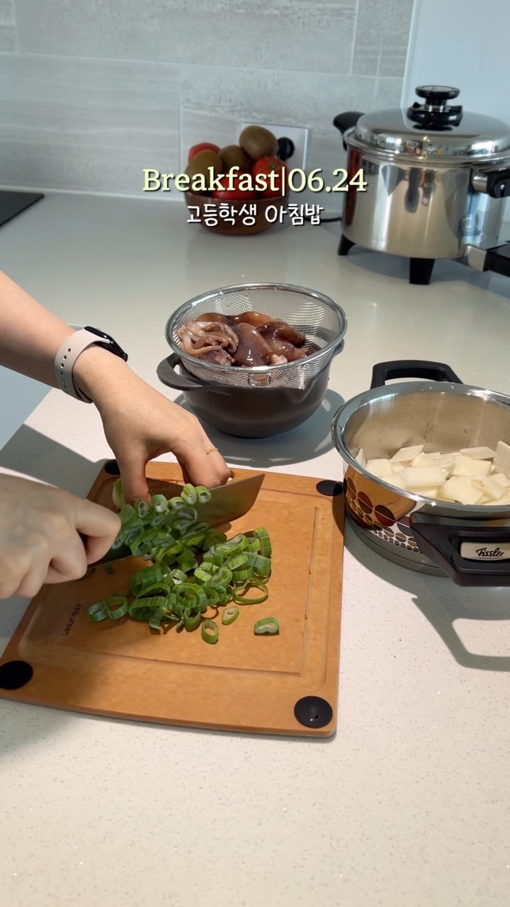 배홍동 칼빔면 + 투뿔 한우 육회