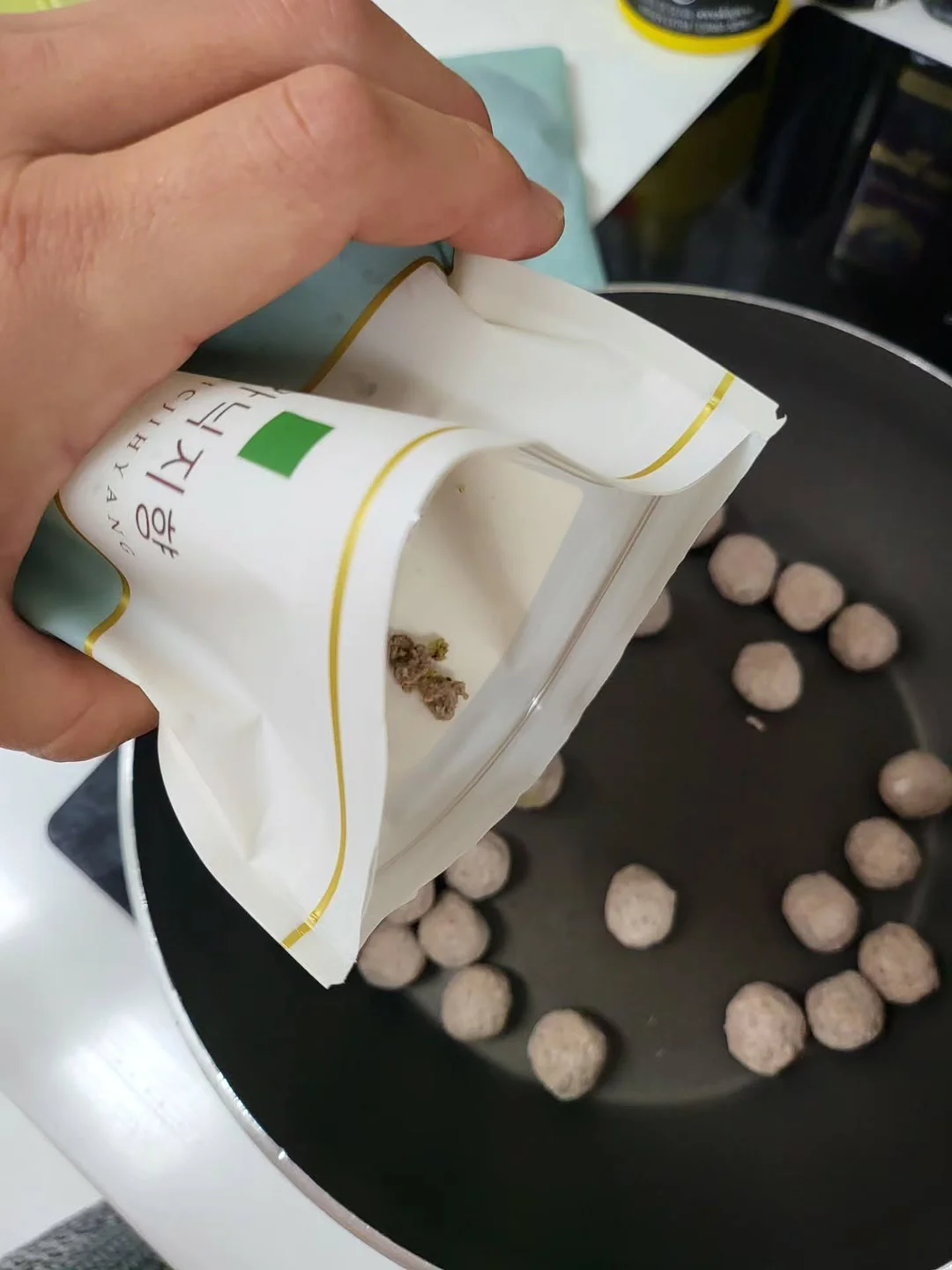 상하 2분할 스케치 보드 이미지 생성 프롬프트 1