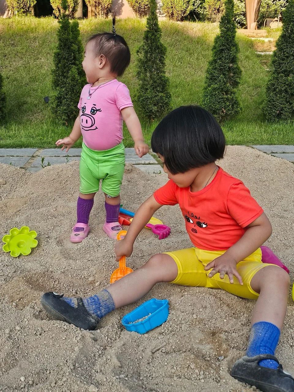 과일 그래픽 티와 플리츠 도트 팬츠 세트 1