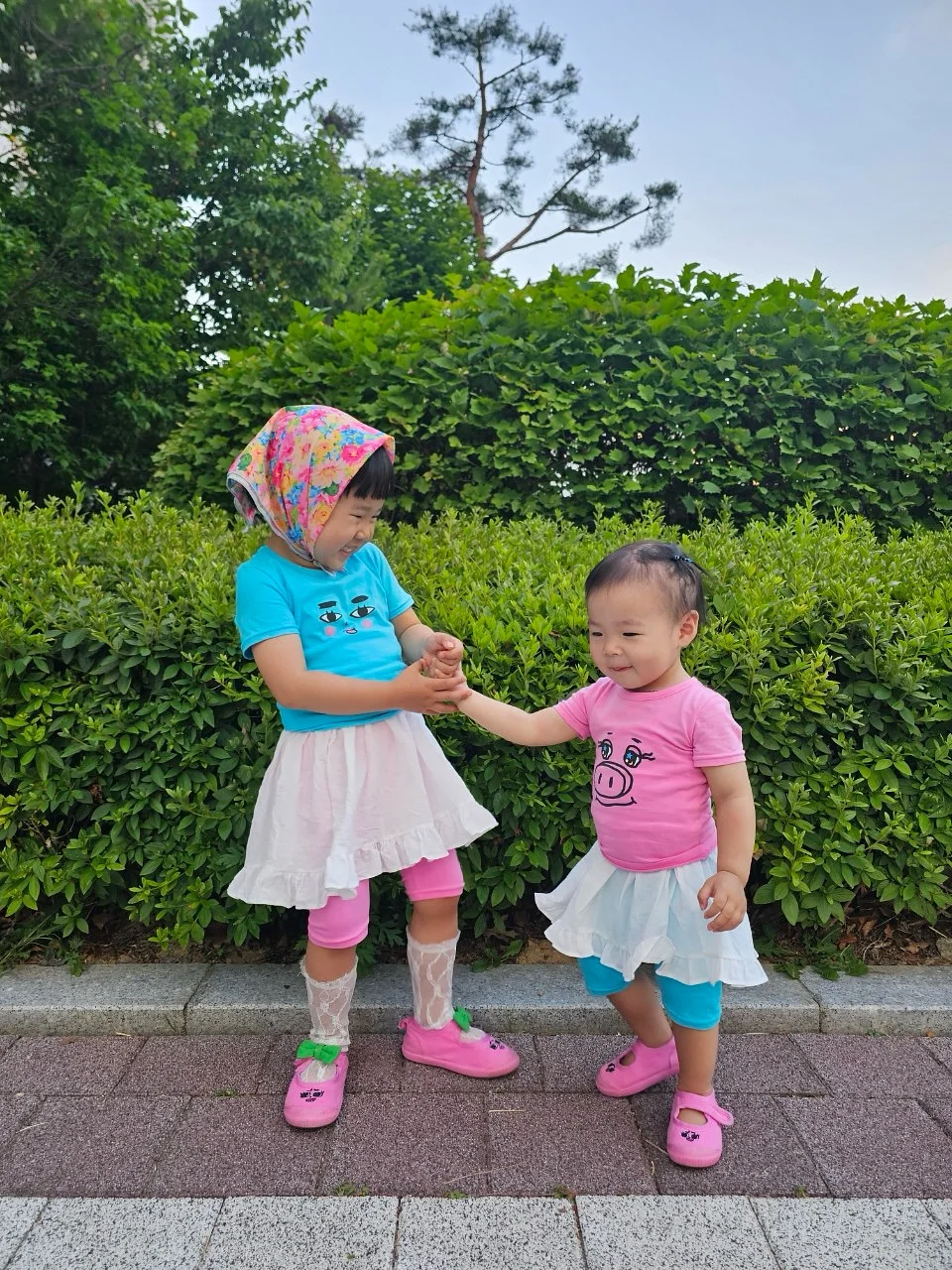 과일 그래픽 티와 플리츠 도트 팬츠 세트 3