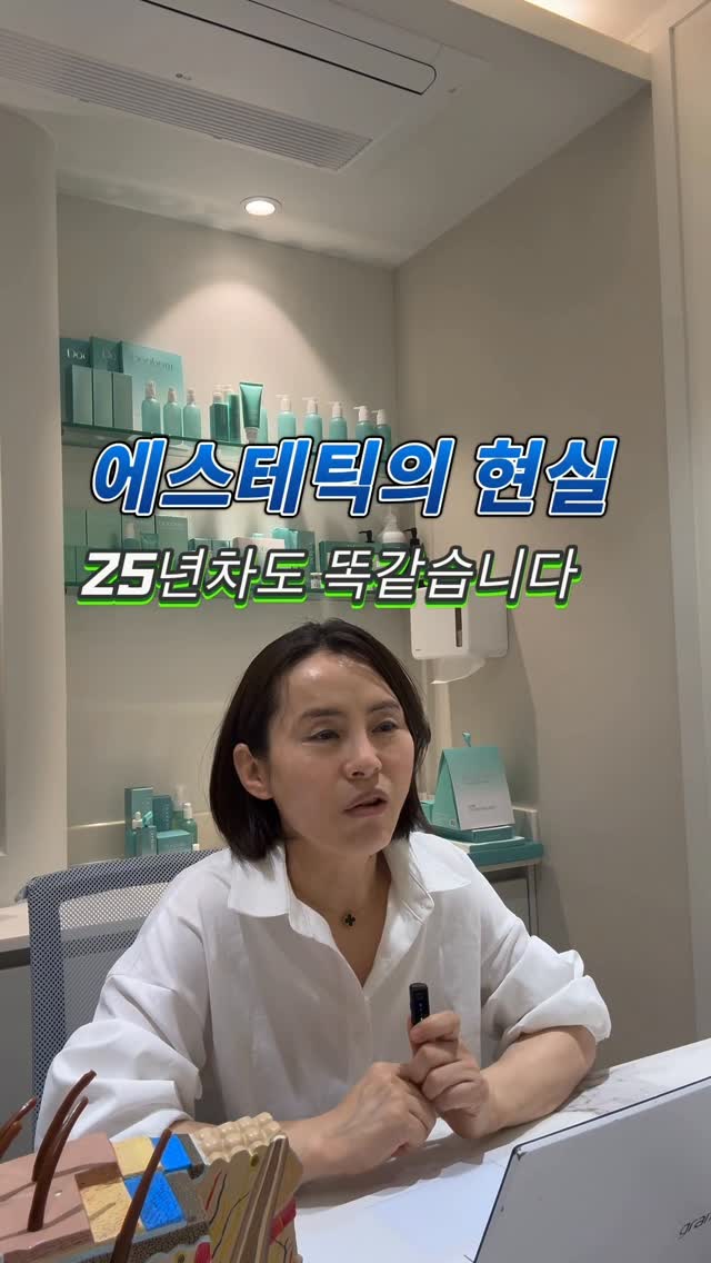 넥라인 늘어난 티셔츠