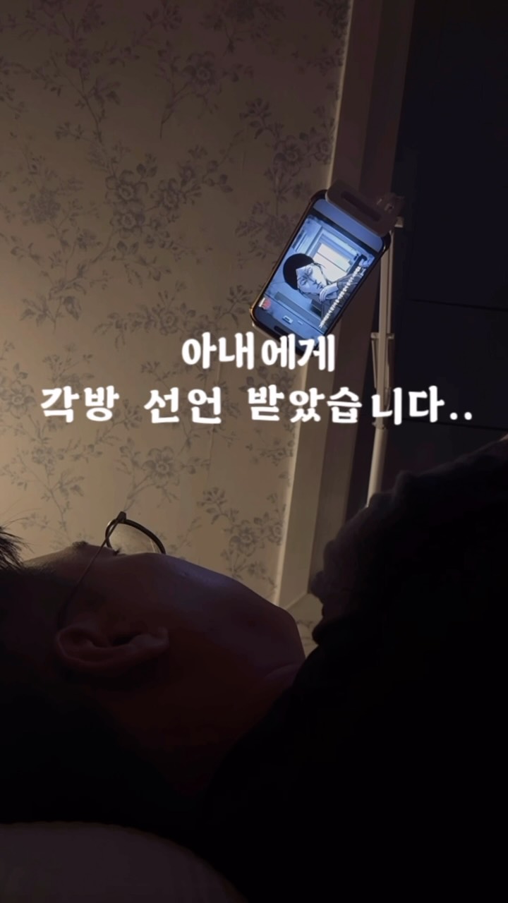 토마토 포인트 티셔츠와 버뮤다 데님진