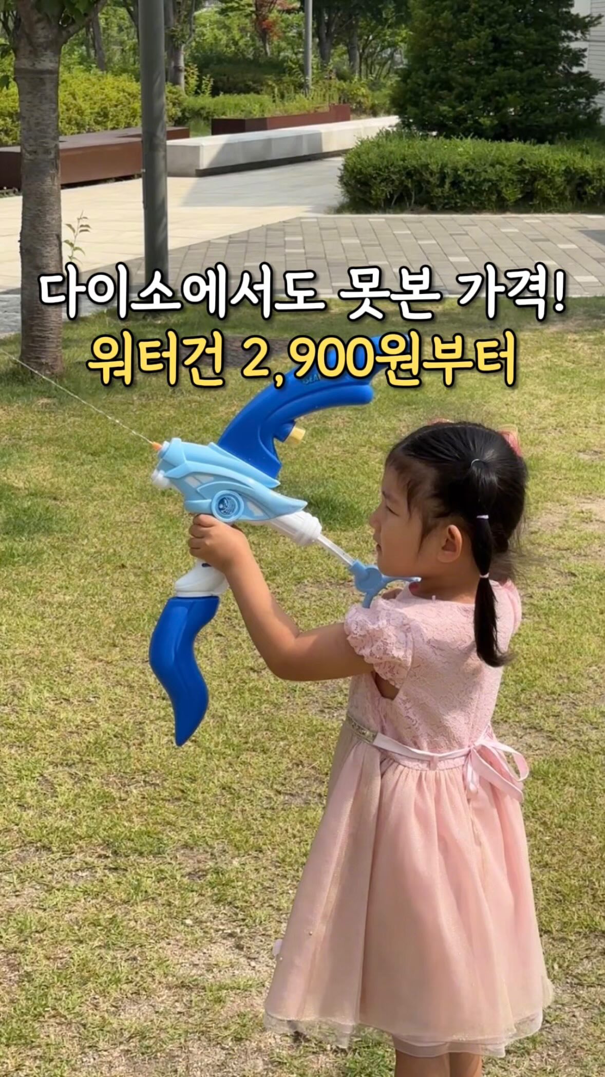 병원에 다녀도 감기는 반복되고, 기침은 길어지며, 중이염과 알레르기는 끊이지 않는다. 문제는 치료가 부족해서가 아니다. 아이 몸의 '회복 기반'이 이미 무너져 있기 때문이다. 아이 면역의 70%는 장에 있다. 장내 미생물 균형이 깨지면 염증은 반복되고, 면역은 예민해지며, 아이는 쉽게 지치고 무너진다. 회복력은 타고나는 능력이 아니다. 만들어지는 힘이다. 소아과 의사이자 두 아이의 엄마, 기능의학·통합의학 전문가 엘리사 송 박사는 장-뇌-면역의 연결을 과학적 근거로 풀어내며, 아이 스스로 낫는 몸을 만드는 실전 로드맵을 제시한다. 이 책의 절반은 오직 장 건강에 할애된다. 장 건강을 살리는 챔피언 식품과 망치는 방해꾼을 구분하고, 미주신경·수면·수분·움직임까지 장 회복력을 완성하는 5가지 일상 습관을 단계별로 안내한다. 열, 중이염, 아토피부터 ADHD, 자가면역질환까지 25가지 소아 질환 대처법도 수록했다. 지금 당장 아이의 식탁을 바꾸고, 반복되는 잔병치레에서 벗어나 진짜 회복력을 되찾는 방법을 이 책에서 얻게 될 것이다.