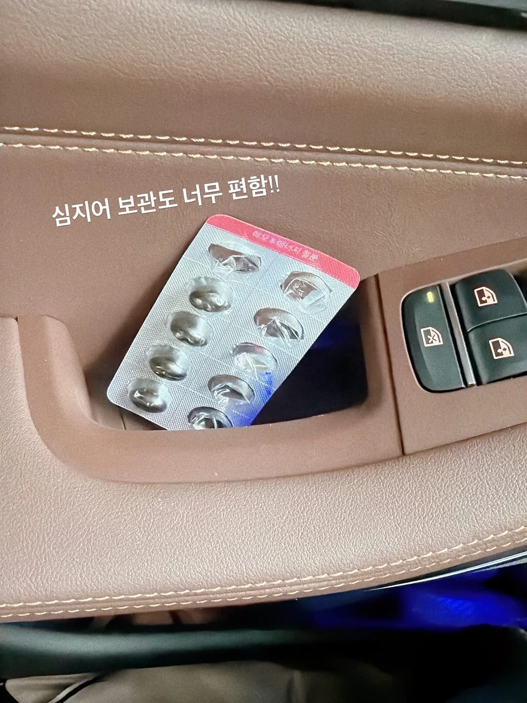 러플 디테일 니트 3