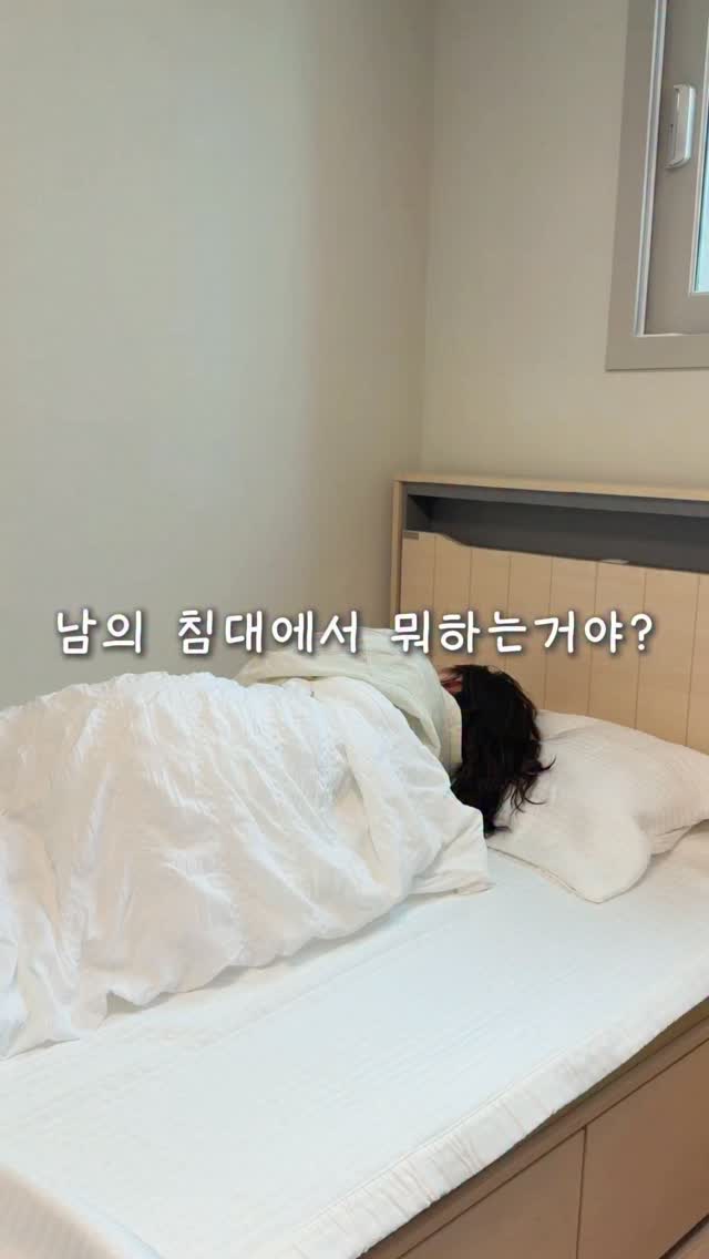 크롭 홀터넥 탑