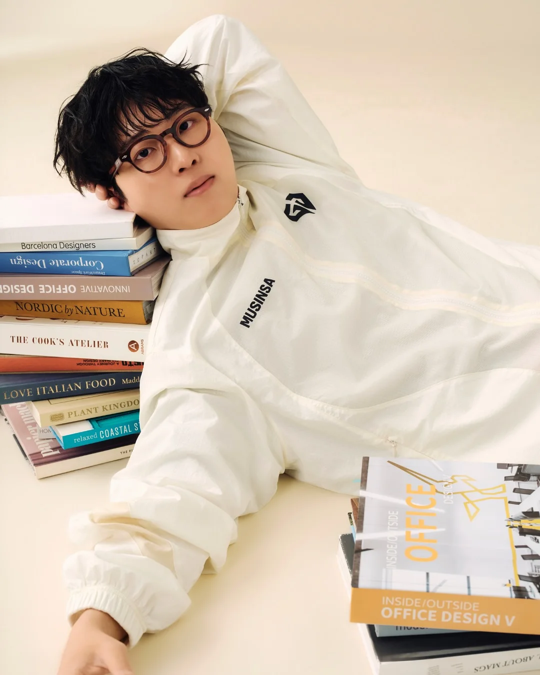 꾸레쥬 화이트 원숄더 탑 나시 7