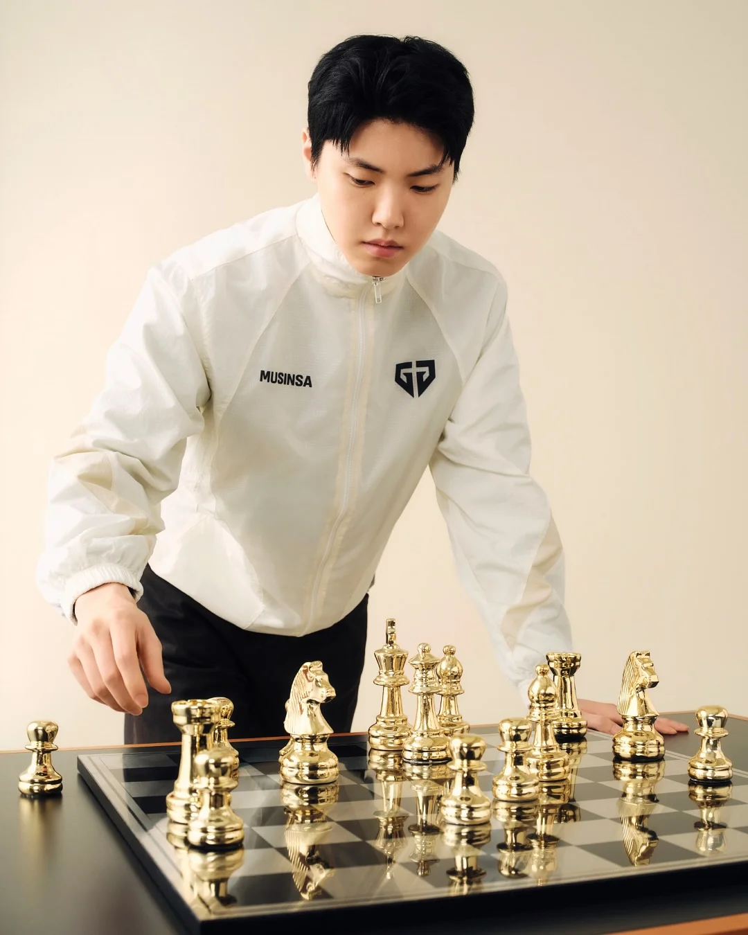 꾸레쥬 화이트 원숄더 탑 나시 10